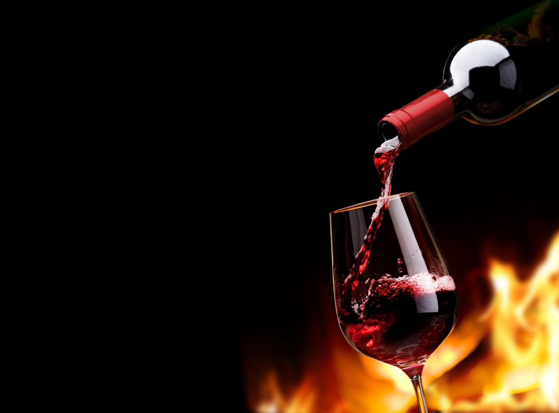 wein rot glas flasche flamme feuer schwarzer hintergrund