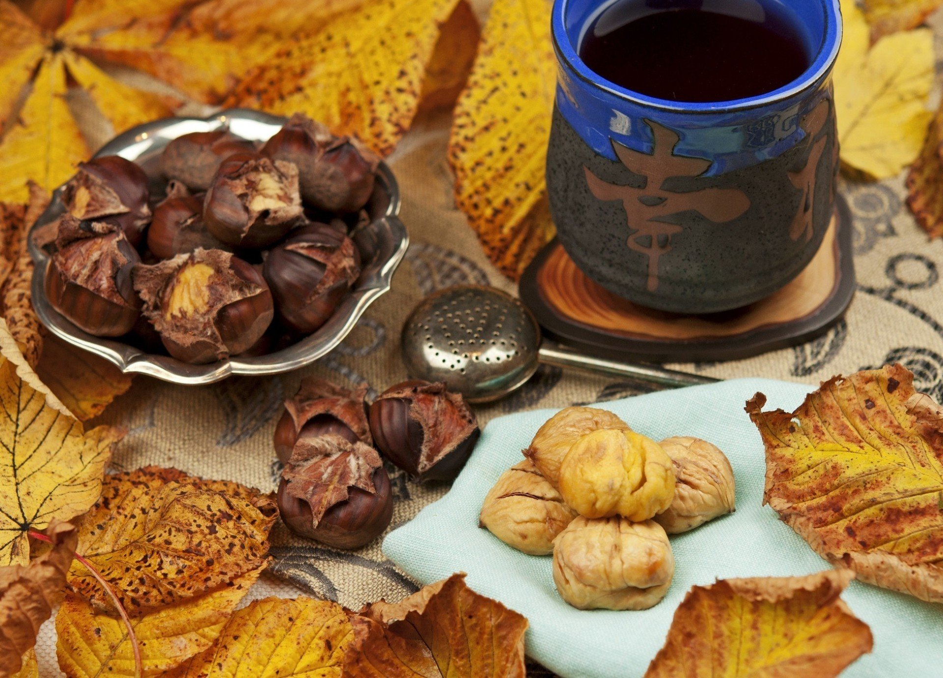 castañas té colador hojas otoño carácter