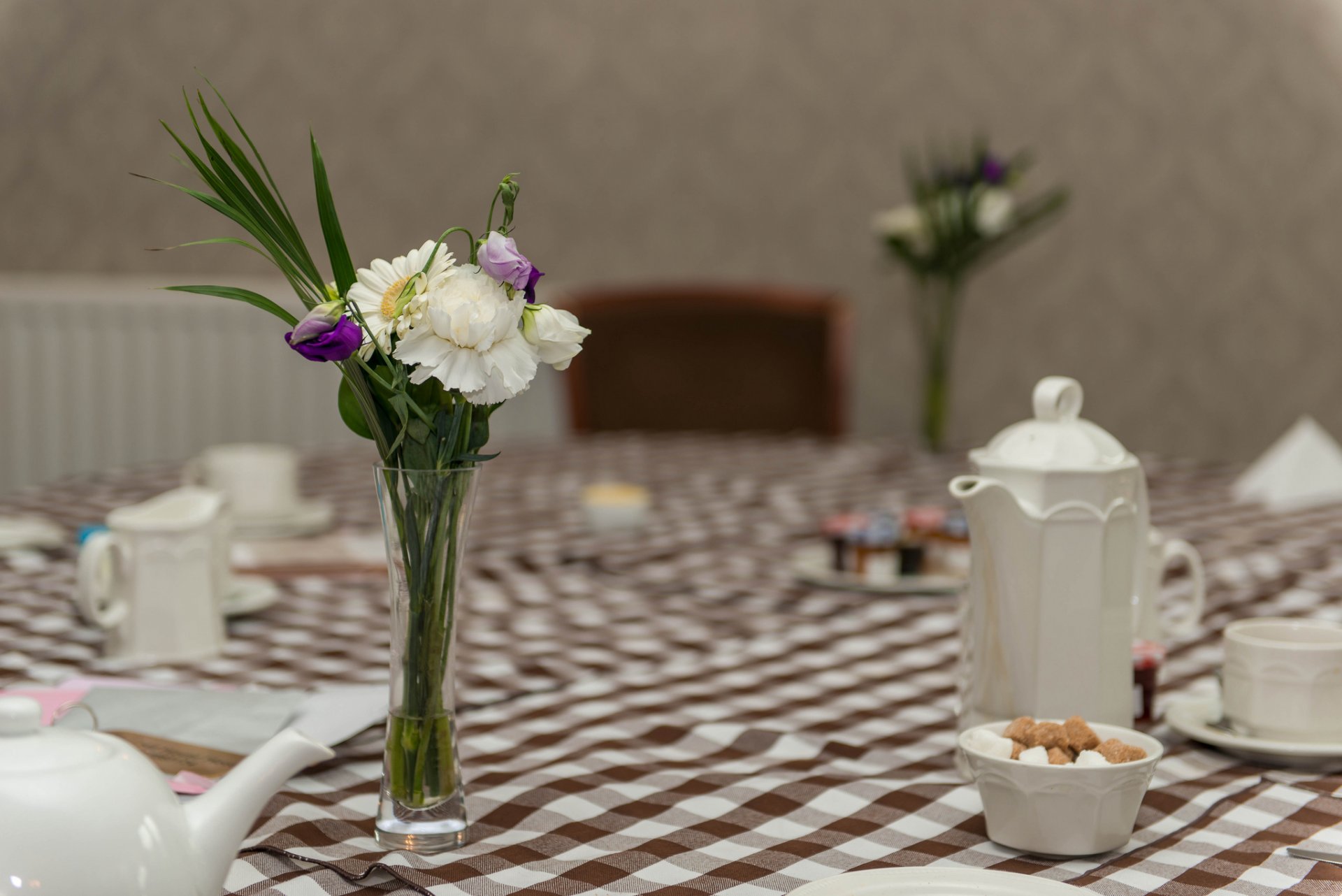 table vase fleurs bouquet bouilloire cafetière réflexion