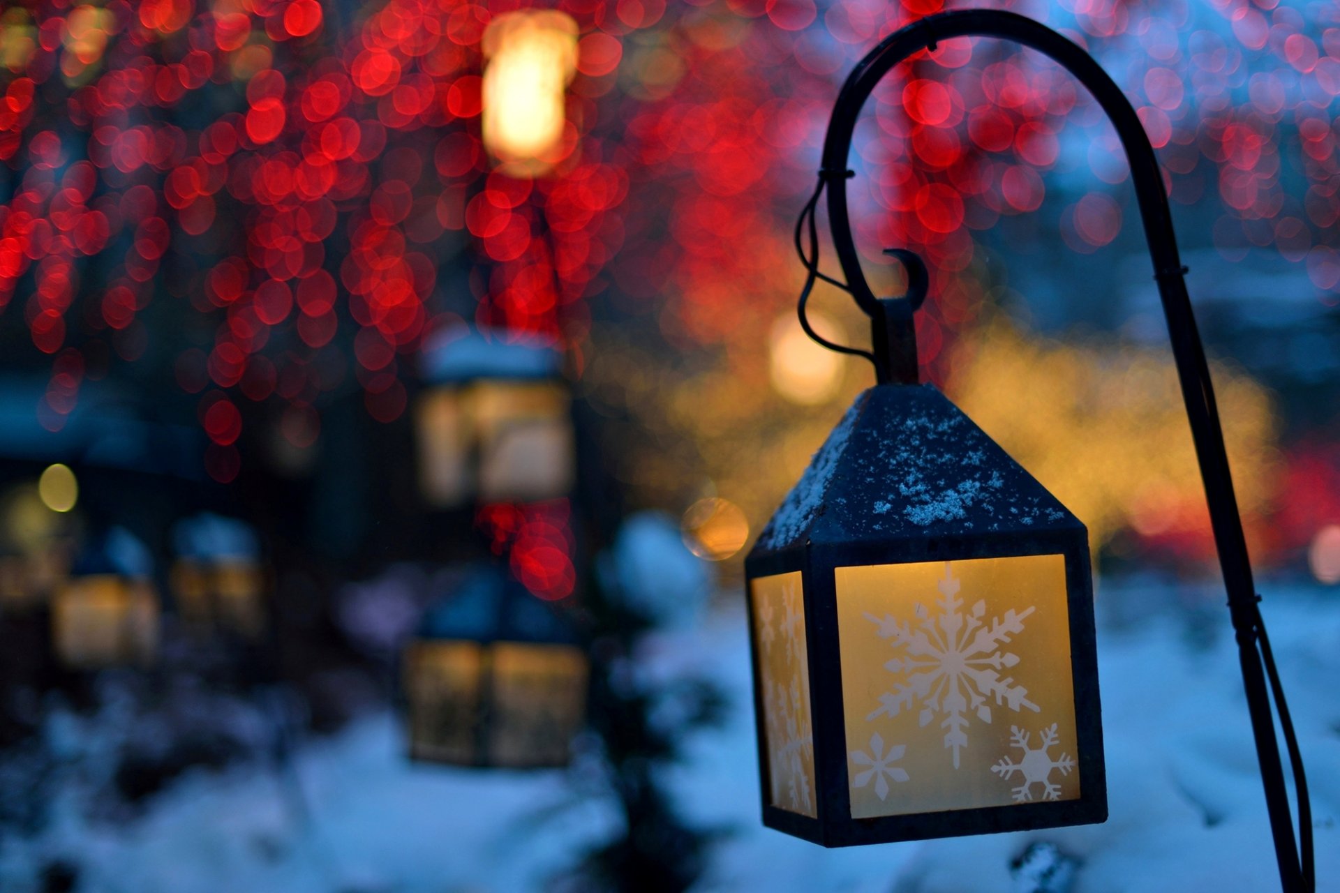 lanternes lanternes flocons de neige bokeh lumières hiver nature soirée