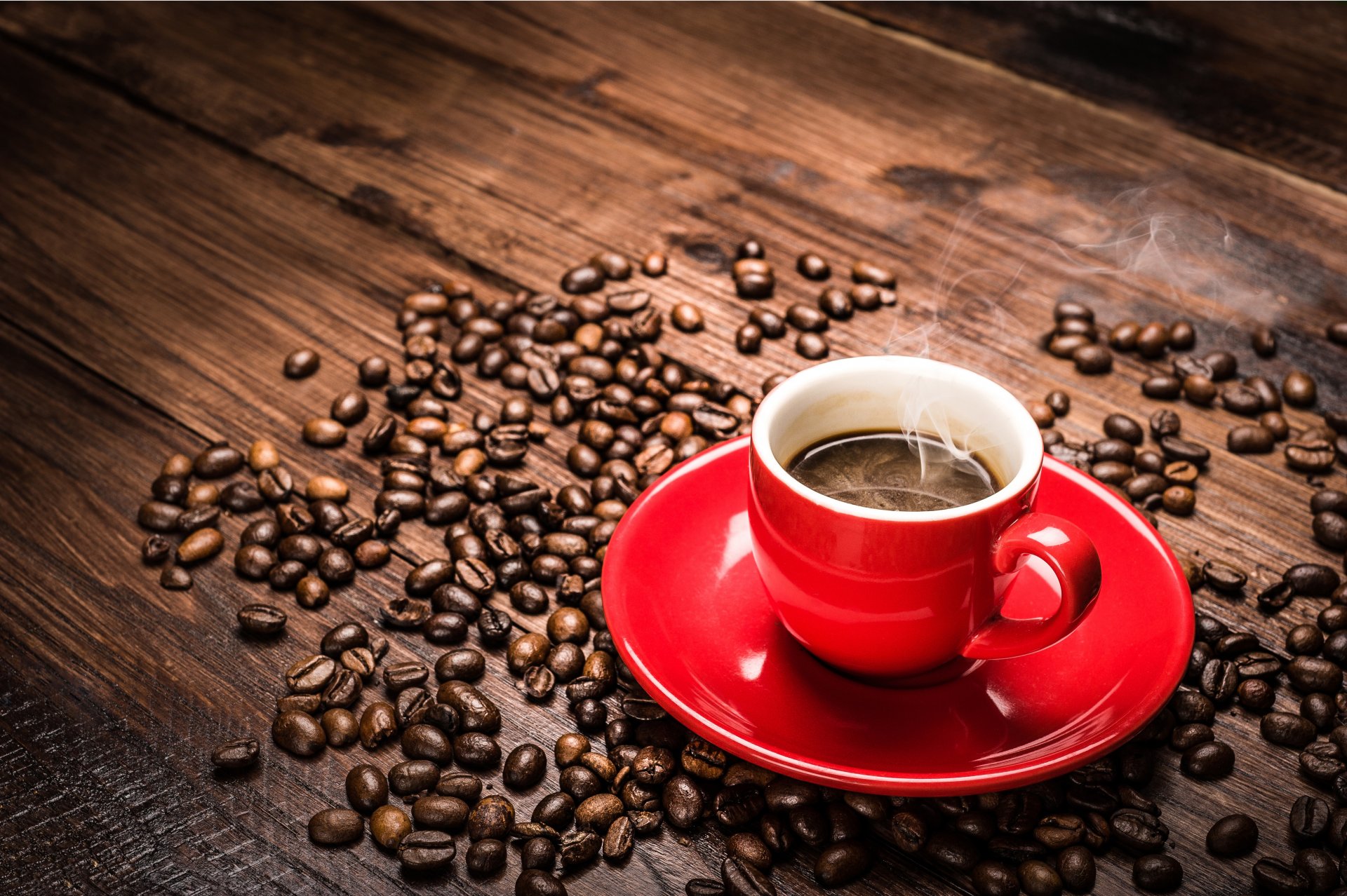 tazza di caffè rosso piattino vapore grano