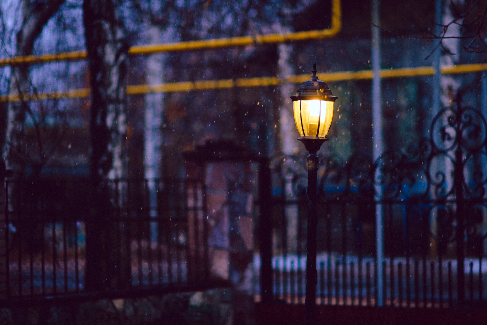 lanterne éclairage lumière neige clôture clôture arbres nuit