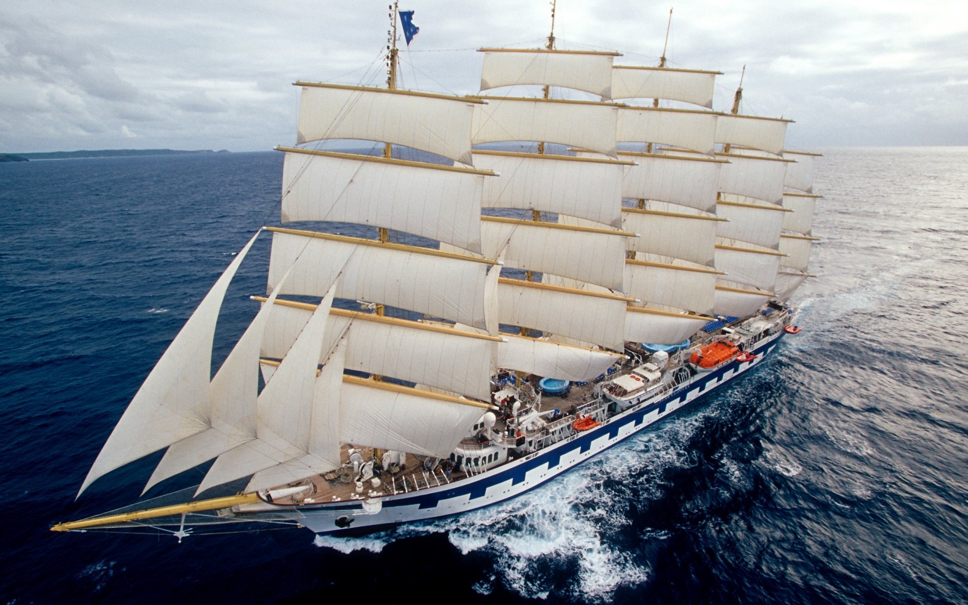 море royal clipper пятимачтовый барк-парусник такелаж паруса полный ход кильватерная струя круиз