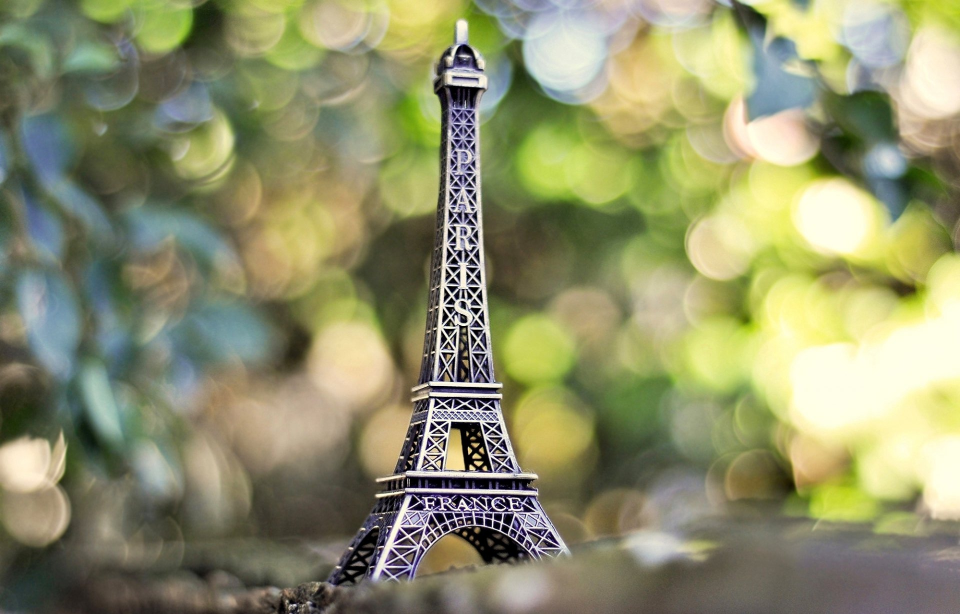 paris france la tour eiffel tour eiffel statuette stand bokeh flou verdure