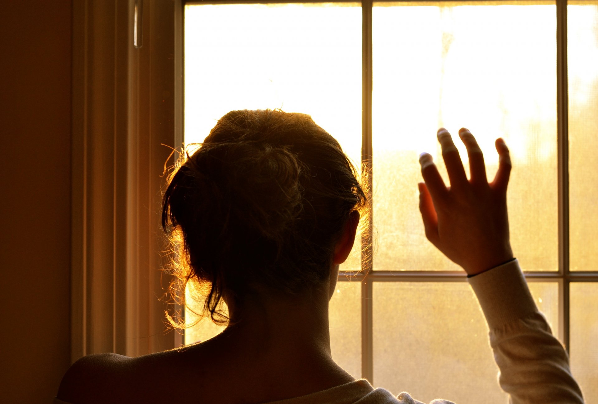 sonstiges stimmungen mädchen haare bündel hand fenster glas sonne hintergrund tapete widescreen vollbild widescreen widescreen