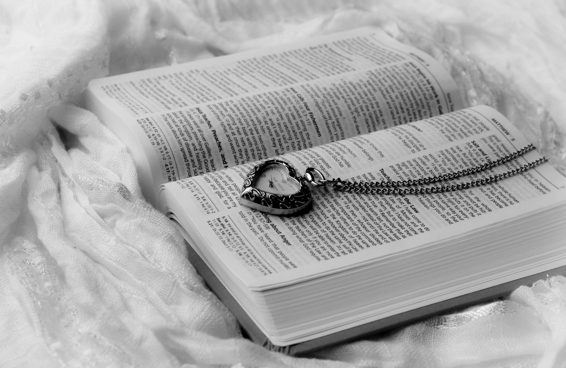 horloge coeur livre pages texte