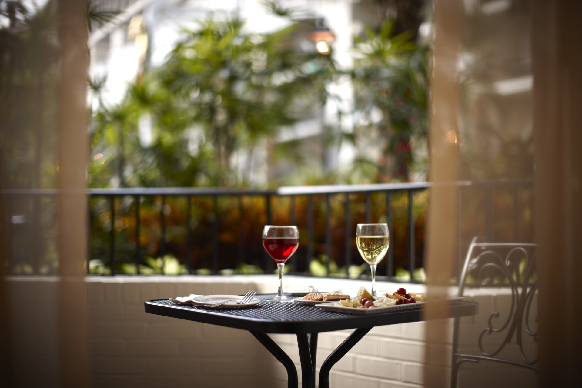 balcon table nourriture verres vin