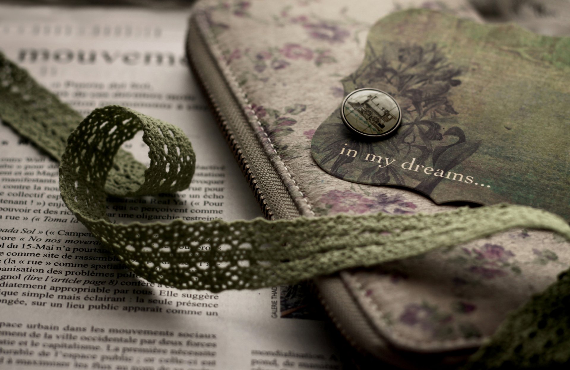 marcador tela verde funda cremallera botón periódico vintage
