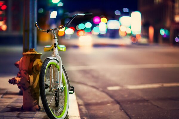 Rower, Miasto nocą, ulica