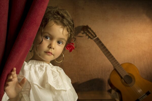 Belle fille bouclée sur fond de guitare