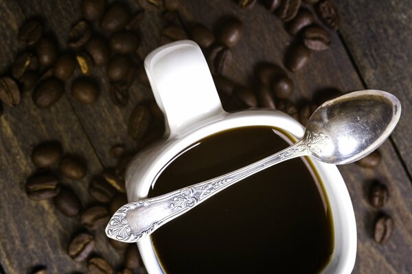 Taza de café con cuchara de plata