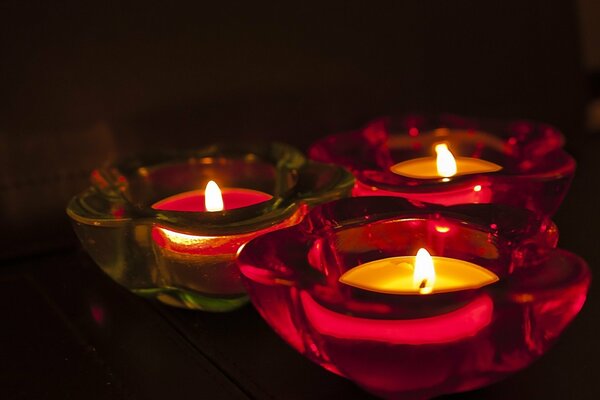 Три свечи горят в стеклянных подсвечниках