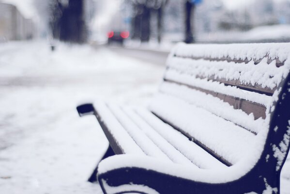 Bella panchina all aperto nella neve