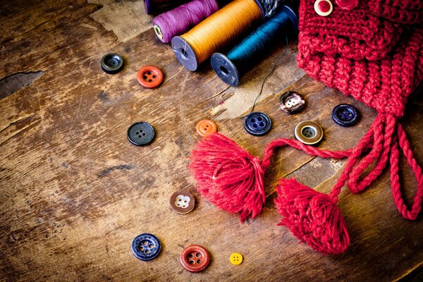 Image de chapeau se trouve sur une vieille table avec des boutons