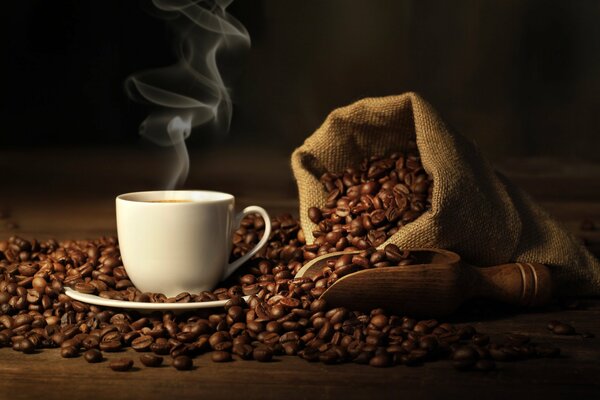 Чашка свежесваренного ароматного кофе