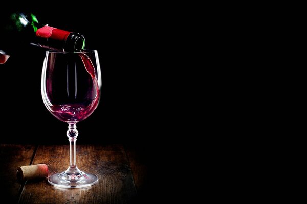 Bicchiere di vino rosso su sfondo nero