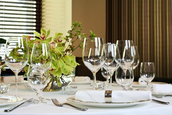 Fond avec table de service avec des verres