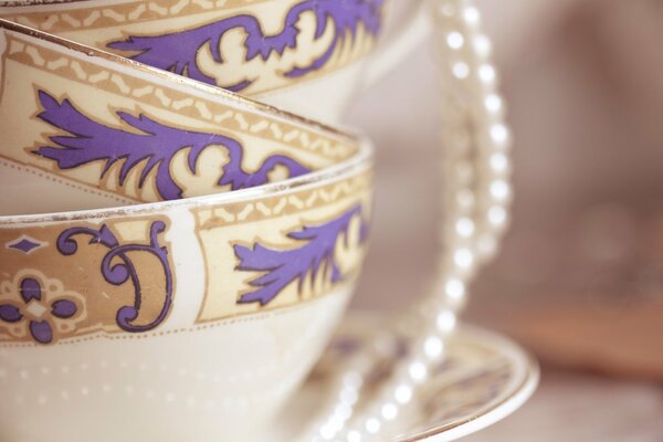 Beau motif sur la tasse en porcelaine