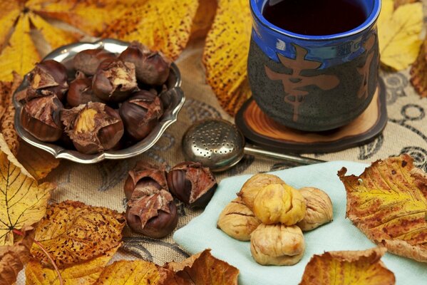 Natura morta autunnale con tè alle castagne