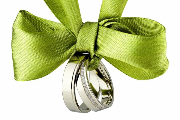 Piękne srebrne pierścionki w zielonej wstążce