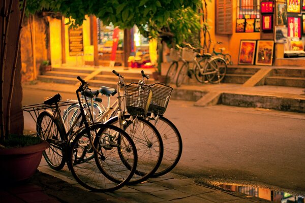 Велосипеды на тротуаре тихим летним вечером