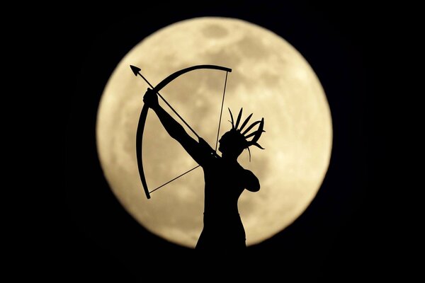 Arquero sobre fondo negro con la Luna