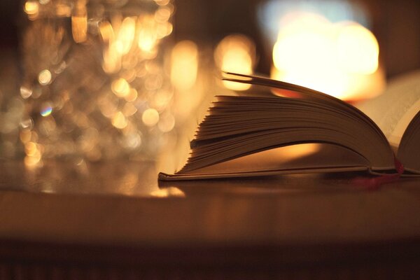 Livre ouvert sur une table avec un fond flou