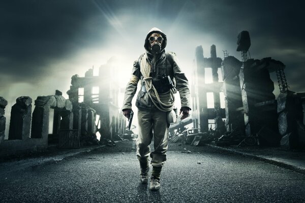Una ciudad en ruinas y en el camino en un traje de protección química va un acosador sobreviviente