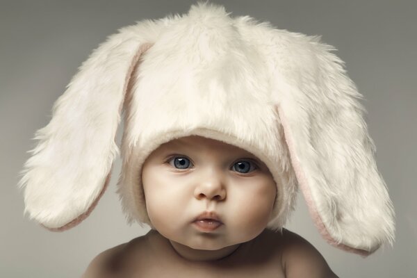 Bebé feliz en traje de conejo