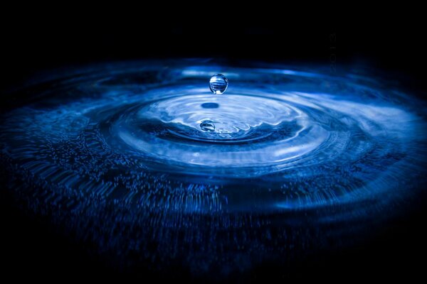 Gotas de agua volando en desaceleración