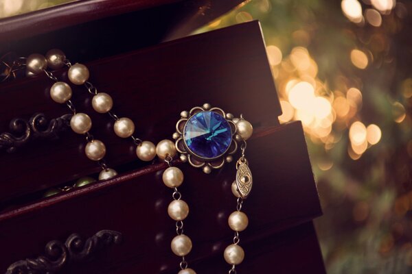 Pudełko z biżuterią z niebieskim kamieniem