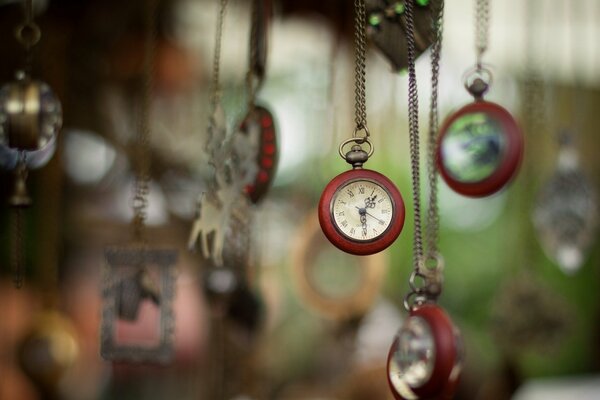 Orologio su catena appesa su sfondo sfocato