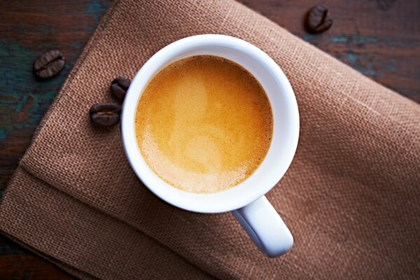 Tasse à expresso aromatique avec mousse de Lait sur le dessus