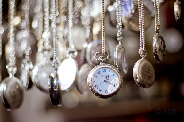 Belle horloge sur les chaînes suspendus à côté de l autre