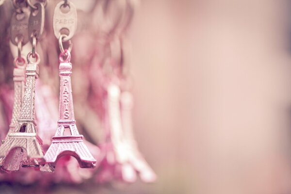 Rosa Schlüsselanhänger mit Eiffelturm hängen nebeneinander