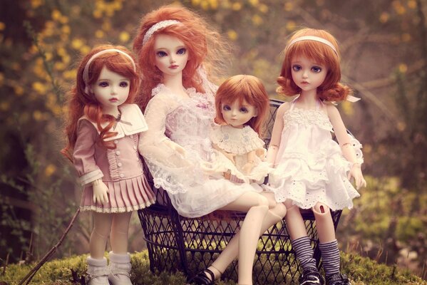 Набор красивых кукол изображающих семью