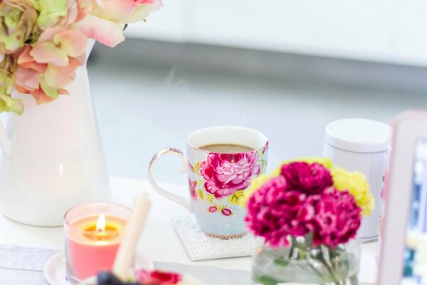 Table de petit déjeuner avec bougie et fleurs