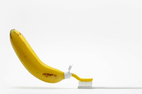 Pasta de dientes de plátano en el cepillo