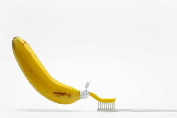 Dentifrice banane sur la brosse