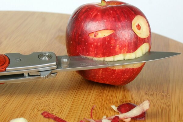 Apfel isst Messer auf dem Tisch