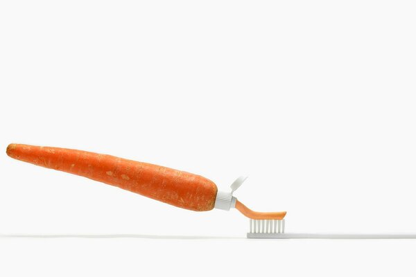 Karotten - Zahnpasta auf der Bürste
