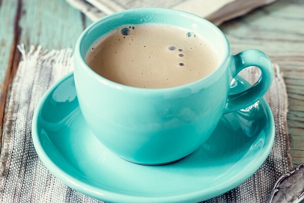 Taza de café caliente en la mesa