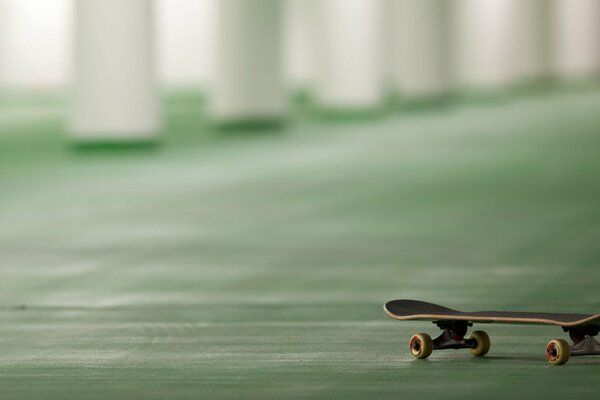 Skate solitaire sur le terrain de sport