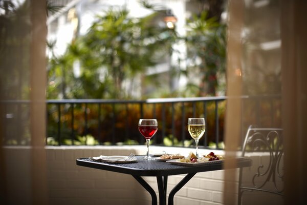 Auf dem Tisch liegen Gläser mit Wein und Essen