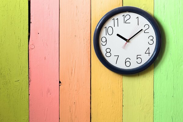 L orologio è appeso a una recinzione colorata