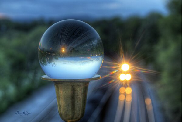 Boule de verre sur le poteau devant le train