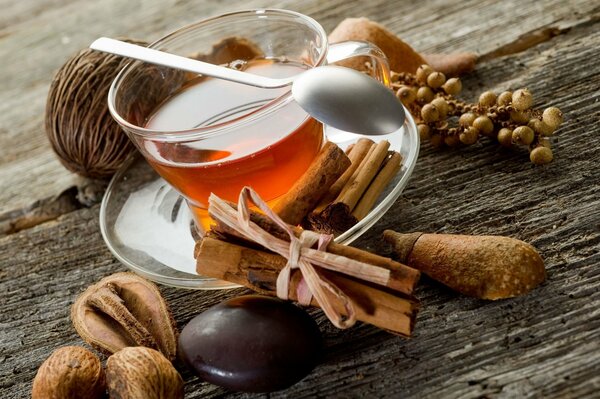 Tazza di tè con cannella su sfondo di albero