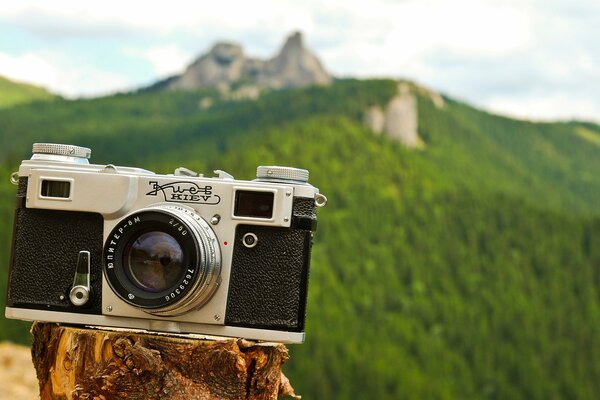 Obiettivo della fotocamera su una collina vicino alle rocce