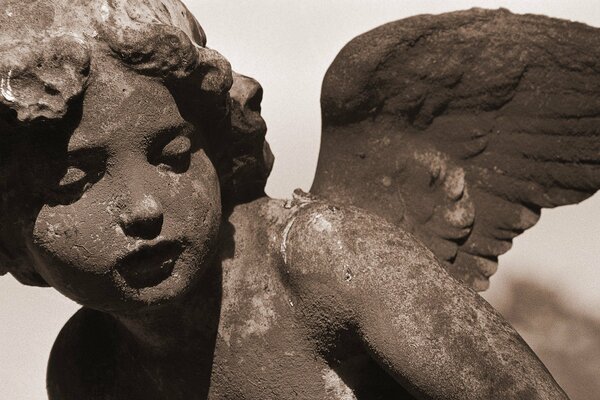 Sculpture d ange-enfant en pierre