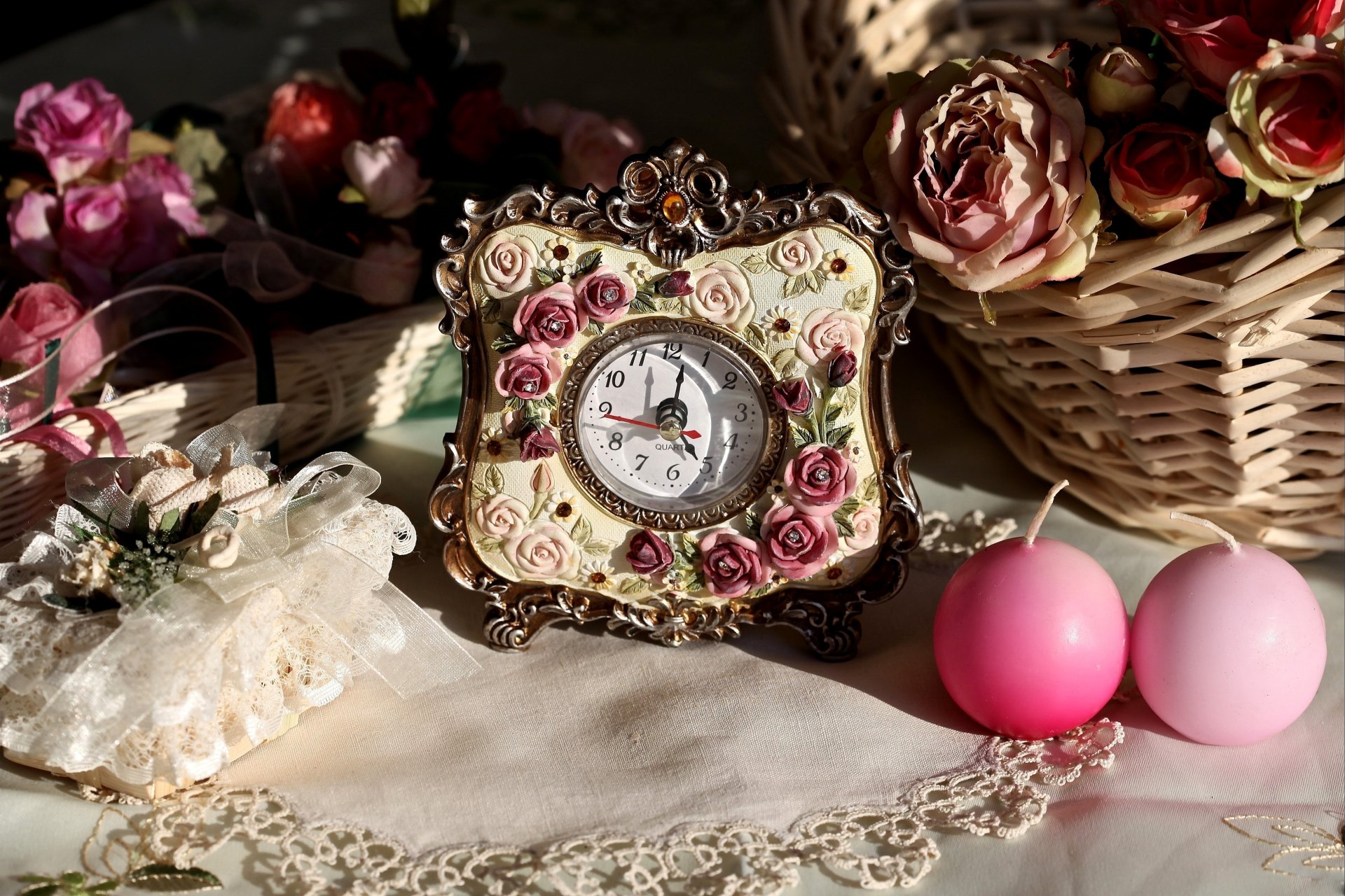 horloge roses bougies bougies panier aiguilles chiffres